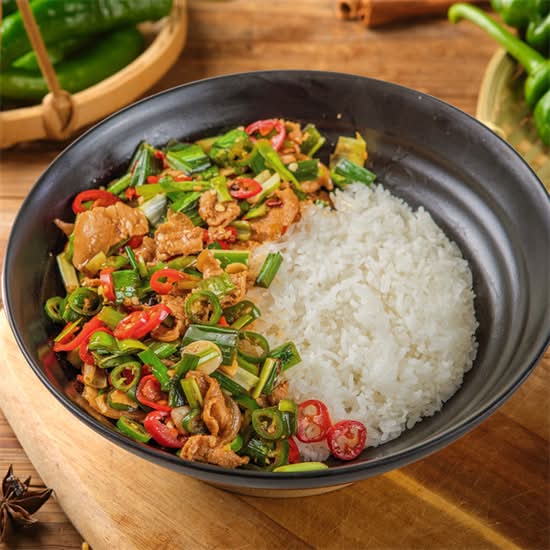 豆豉辣椒蒜苗叶炒肉盖码饭 (必辣) Garlic Leaf Stir-Fried Pork GAIMA Rice Bowl (Spicy)
